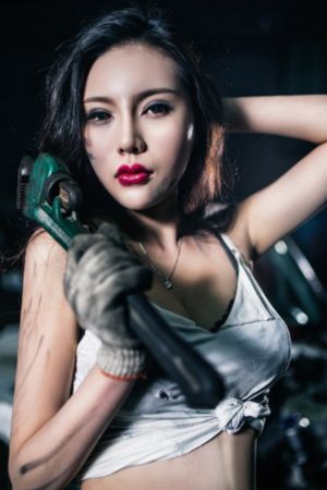 一前一后三个人一起骑自行车